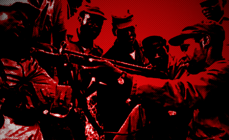 fotografia do arquivo da Frente de Libertação de Moçambique mostrando alguns guerrilheiros do movimento observando enquanto outro mostra uma arma